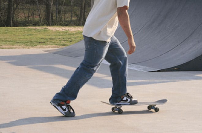 Regular skateboard stance