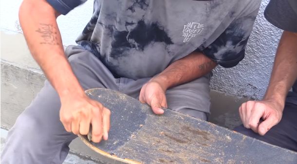 Cleaning griptape on a shortboard